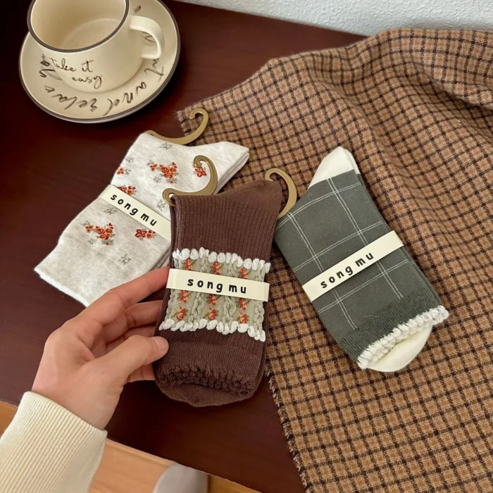 Autumn and Winter Ins Retro Style 3D Embossed Mid Tube Socks - Japanese Small Socks for Women