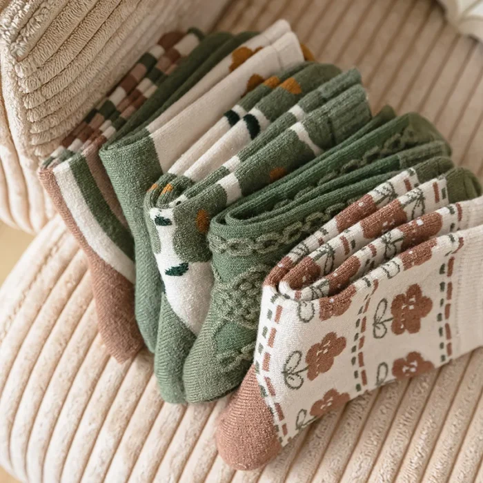 Sweet Flower Pattern Cotton Socks - Fashionable Green Medium Tube Socks for Women