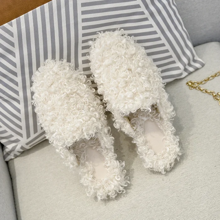 Winter Warmth: Plush Women's Slippers - Fashionable and Cozy